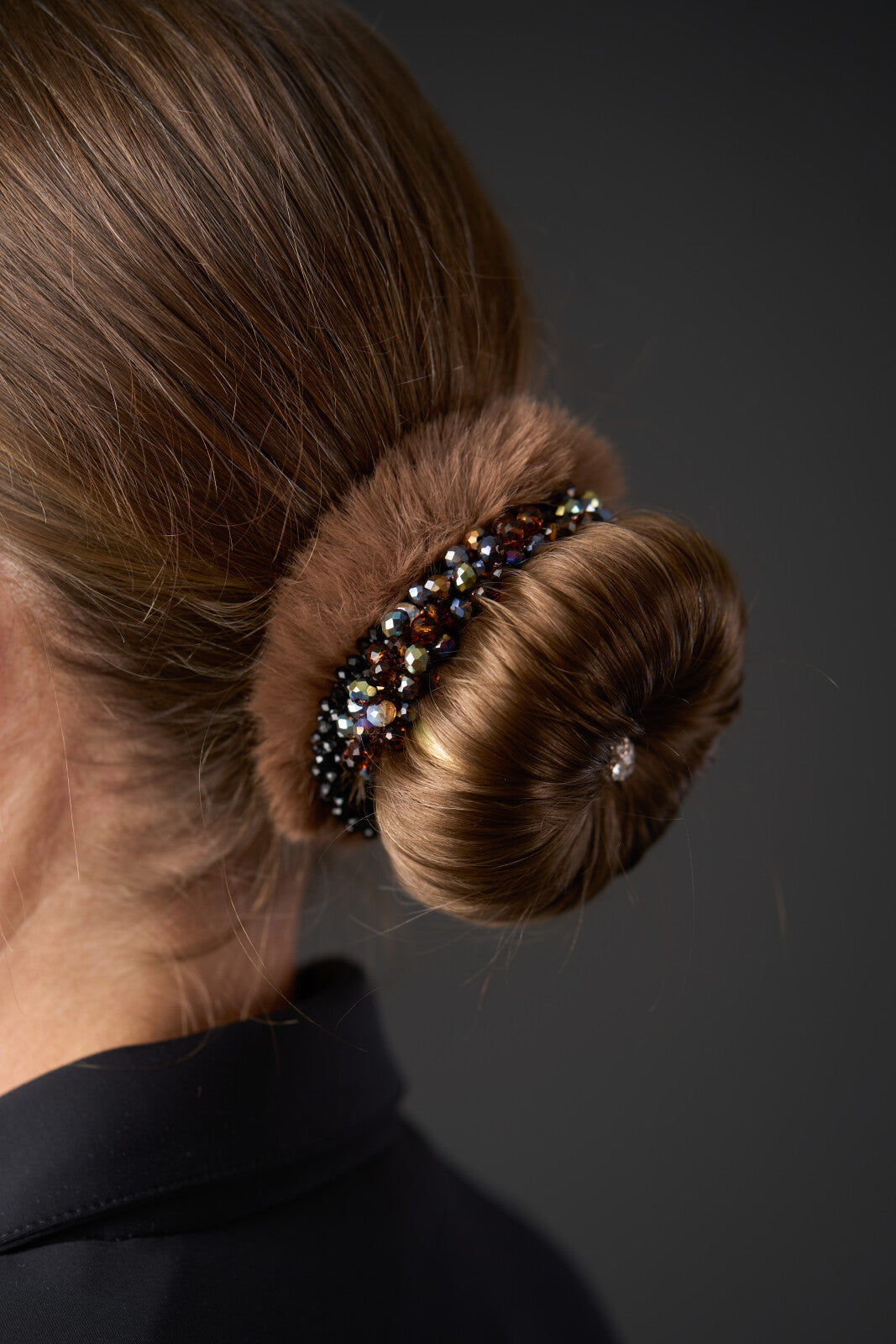 Elegant hårsæt til stævne - Brun