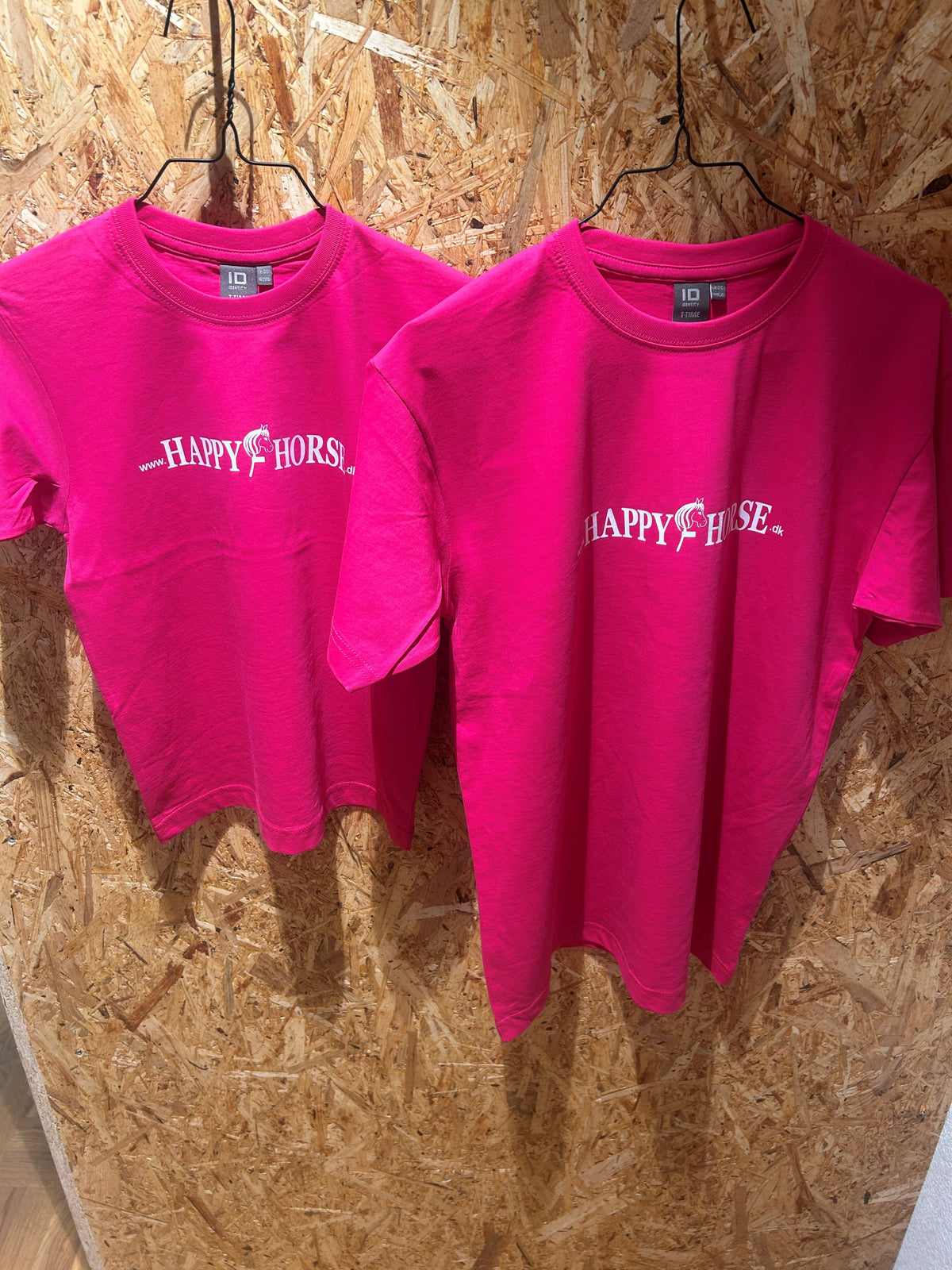 HAPPY HORSE Hobby Horse T-shirt. Pink