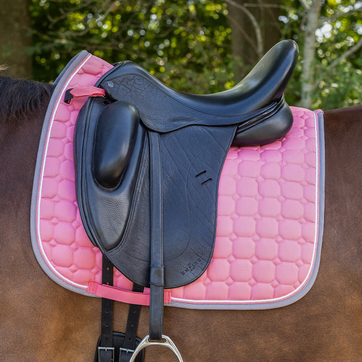 QHP FLORENCE Sadelunderlag. Flamingo Pink