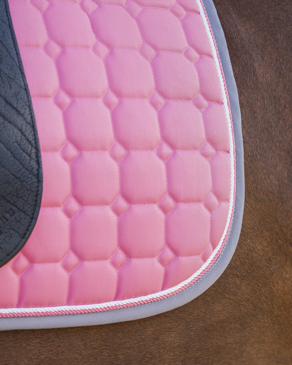 QHP FLORENCE Sadelunderlag. Flamingo Pink