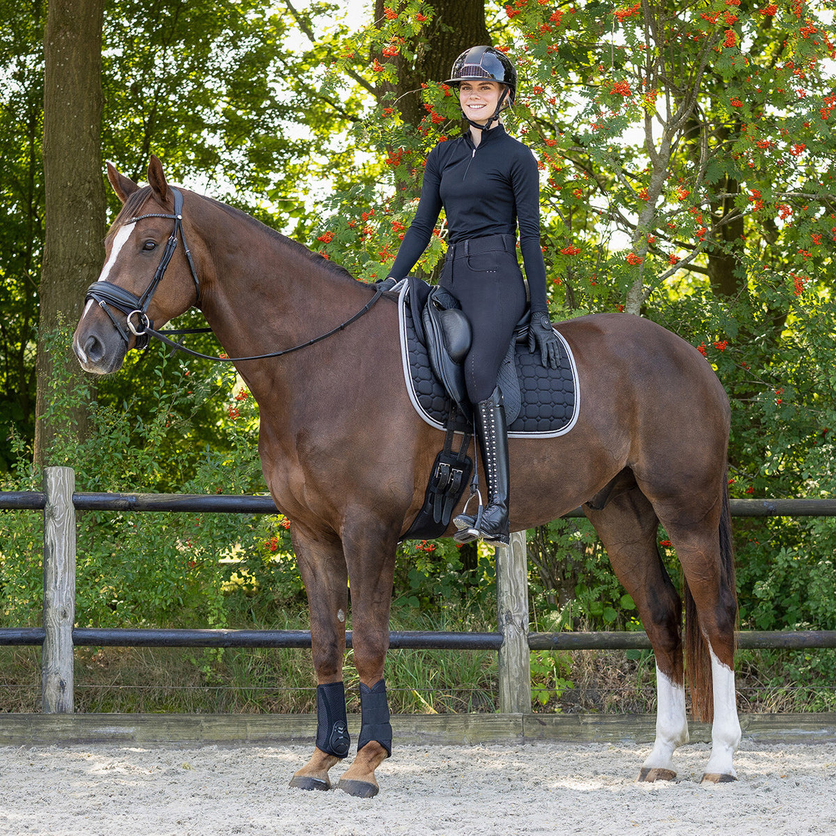 QHP AIR MESH Anatomisk dressurgjord. Sort