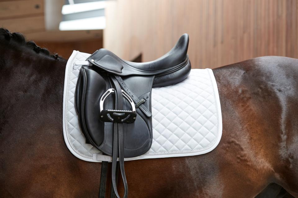 HORSEGUARD MILVA Sadelunderlag. Hvid