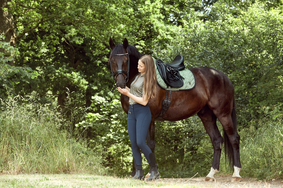 HORSEGUARD AVA Rundsyet trense. Sort