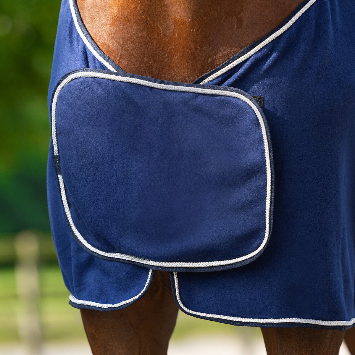 QHP ESSENTIALS Fleecedækken med pyntebort. Navy/sølv