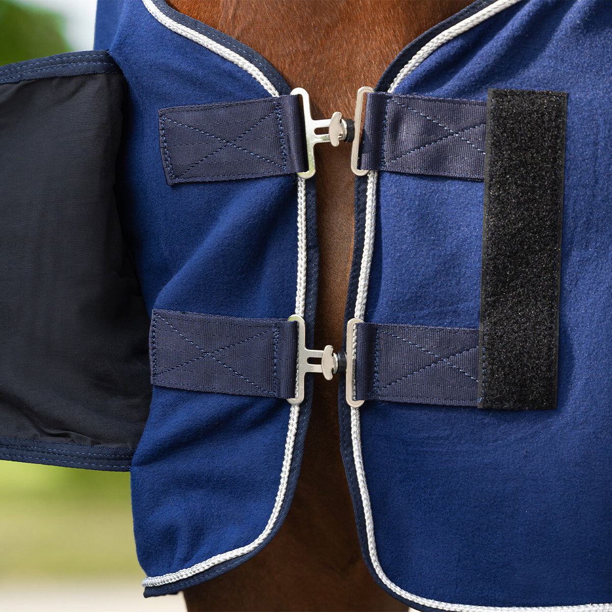 QHP ESSENTIALS Fleecedækken med pyntebort. Navy/sølv