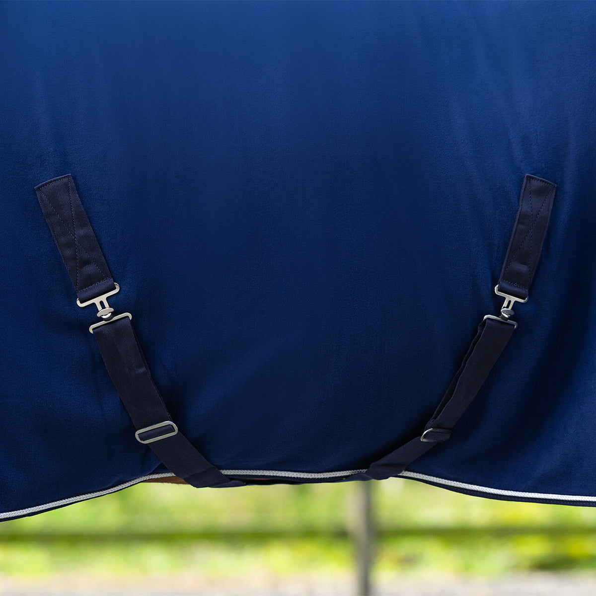 QHP ESSENTIALS Fleecedækken med pyntebort. Navy/sølv