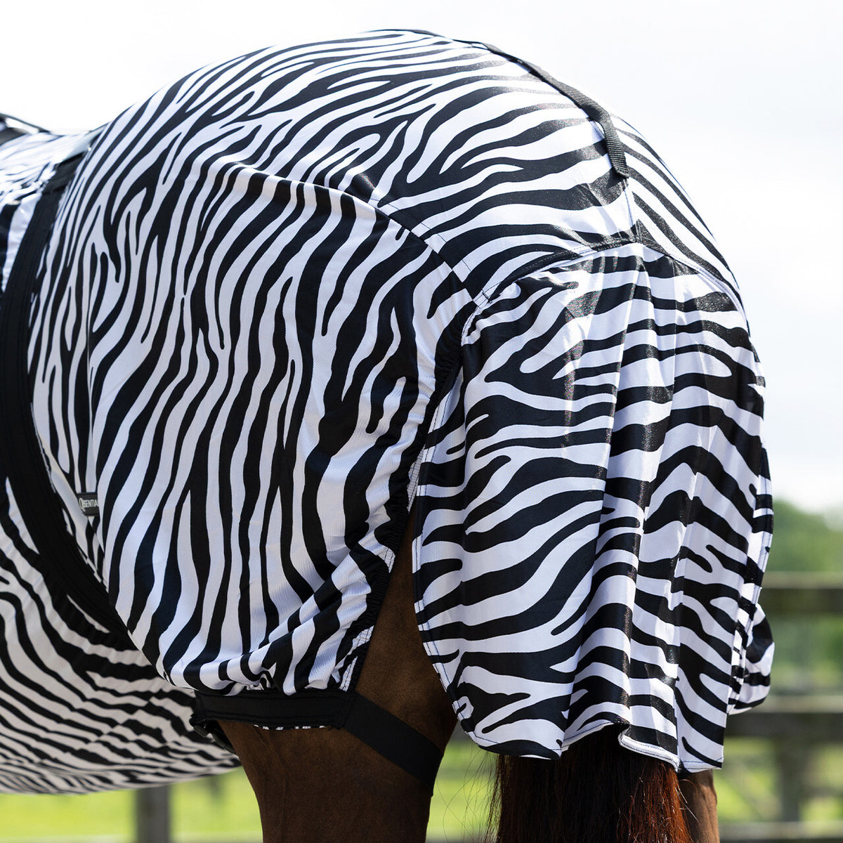 QHP ESSENTIAL Eksemdækken med hals. Zebra