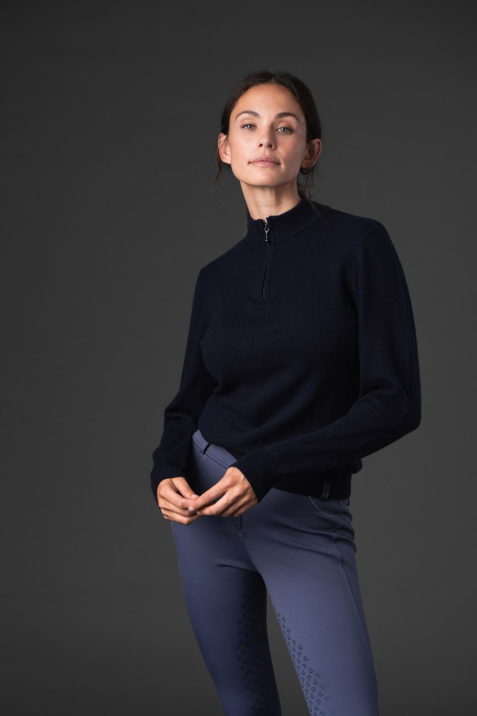CATAGO VICTORIA Strikket ridebluse med halv lynlås. Navy
