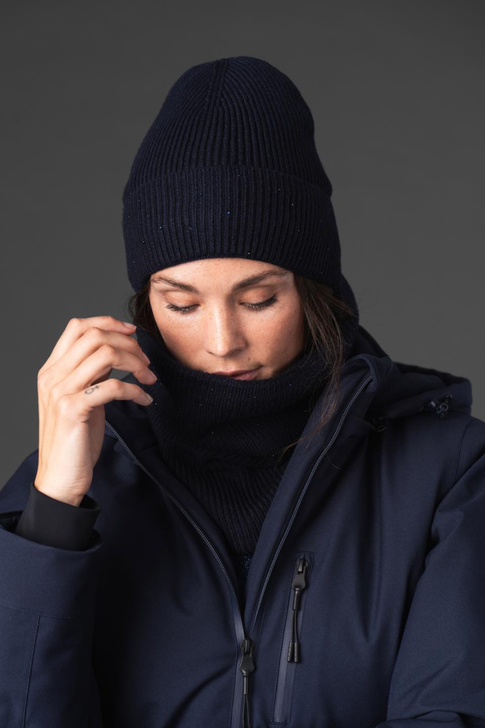 EQUIPAGE VAINO Strikhue med sten. Navy